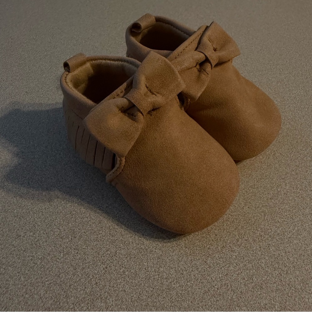 HB baby girls size 0-6 months tan bow moccasins